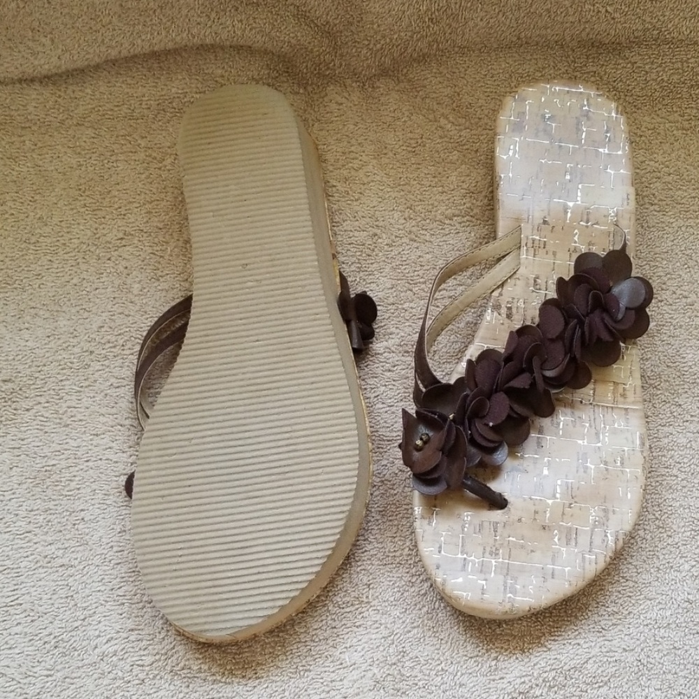 Light Flip Flops with Faux Leather Flowers